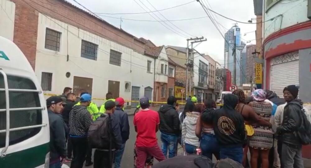 DJ David Fox, el hombre asesinado en el centro de Bogotá Como David Zorro, más conocido en las rumbas del centro de Bogotá como DJ David Fox, fue identificado el hombre asesinado la mañana de este miércoles 15 de febrero en una calle del centro de la capital, justo cuando se dirigía a su vivienda.