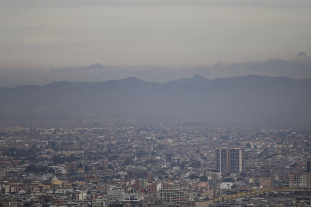 Declaran alerta ambiental en Bogotá por aire contaminado Este viernes la secretaria de Ambiente, Carolina Urrutia, declaró alerta ambiental en Bogotá por la calidad del aire que hay en Bogotá como consecuencia de las partículas provenientes de la Orinoquía y los Llanos Orientales.