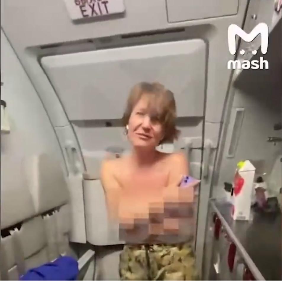 En video: Mujer se desnudó en pleno avión En redes sociales se viralizó un video en el que aparecer una mujer bajo los efectos del alcohol, se quitó la ropa dentro del avión.