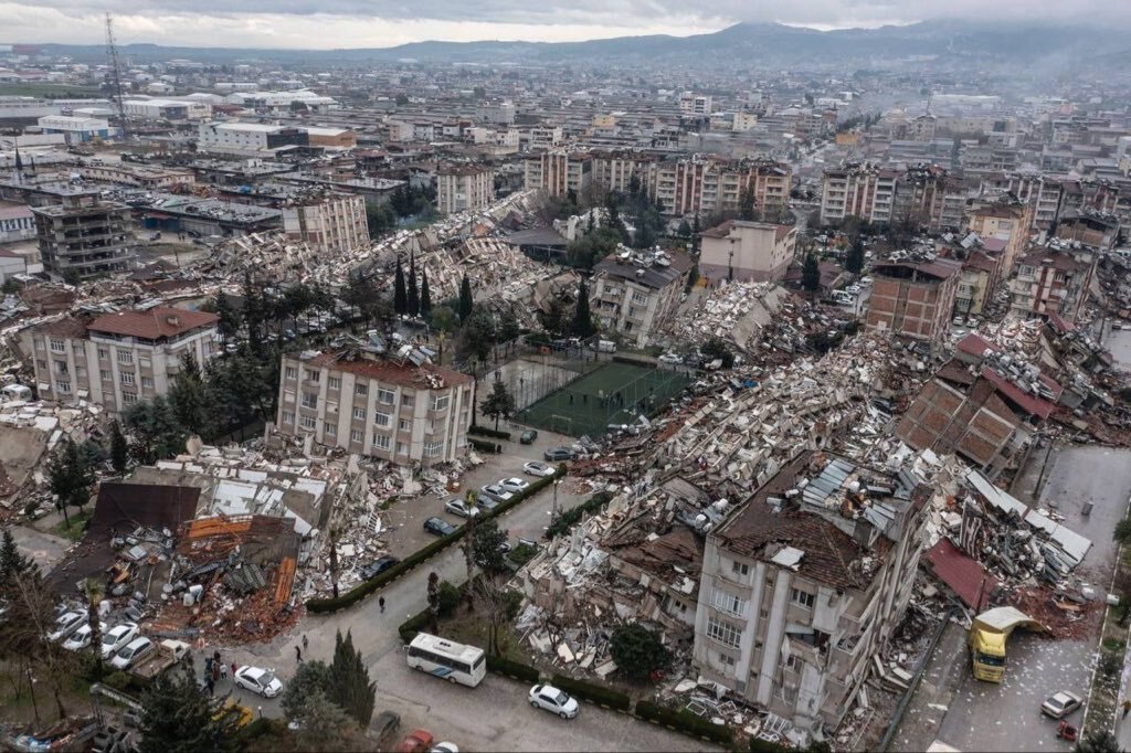 En imágenes: poderoso terremoto en Turquía deja más de 1.500 muertos y heridos En la madrugada de este lunes se reportó un poderoso terremoto en Turquía que hasta el momento ha dejado más de 1.500 muertos y heridos.