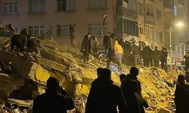 En imágenes: poderoso terremoto en Turquía deja más de 1.500 muertos y heridos En la madrugada de este lunes se reportó un poderoso terremoto en Turquía que hasta el momento ha dejado más de 1.500 muertos y heridos.