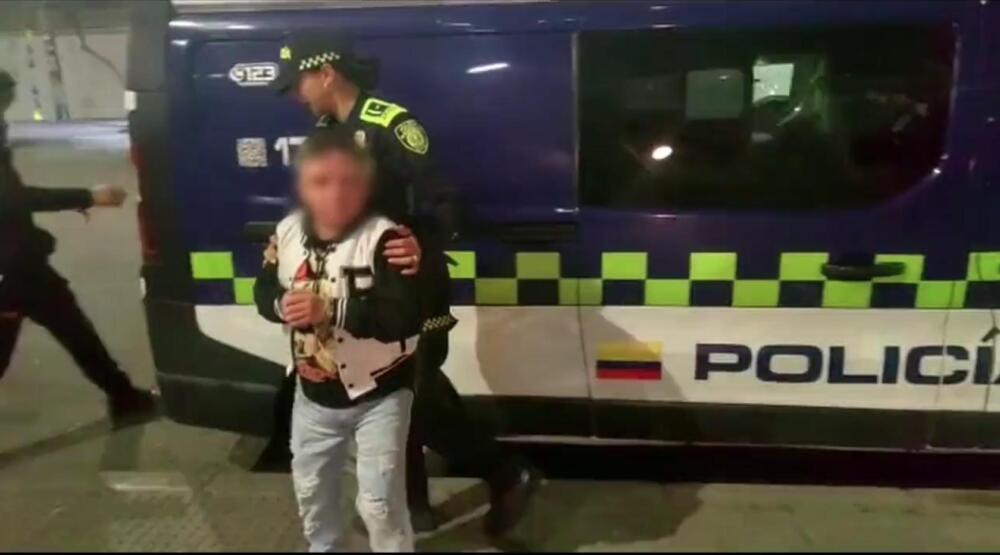 Hombre recibió fuerte golpiza tras manosear a una joven en TransMilenio En las últimas horas, las autoridades capturaron a un hombre que aprovechó su baja estatura para tocarle las partes íntimas a una joven de 19 años que se encontraba en el portal de las Américas.