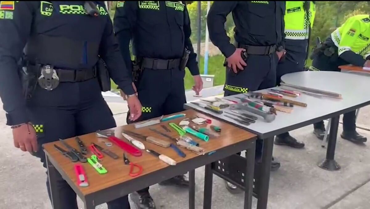 Impresionante: se han incautado más de 22.000 armas en lo que va del año en Bogotá La Policía de Bogotá continúa realizando labores de patrullaje y retenes para lograr disminuir los índices de inseguridad en la capital, como resultado, confirmaron que se han incautado 22.583 armas en lo que va del año.