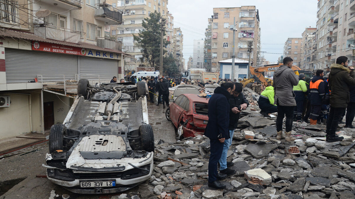 Los terribles videos del terremoto en Turquía En la madrugada de este lunes se reportó un terrible terremoto de magnitud 7,8 en Turquía el cual deja hasta el momento más de 1.500 personas muertas y heridas.
