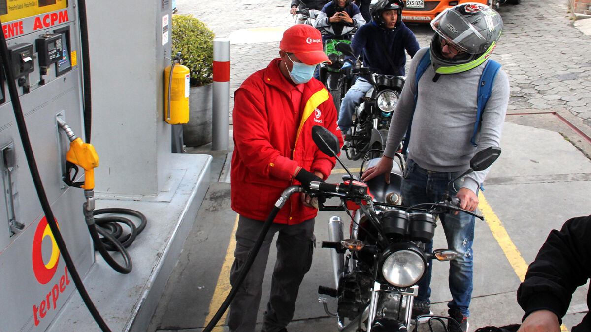 Aliste el bolsillo, precio de la gasolina subió hoy Nuevamente los colombianos se despertaron con otro golpe al bolsillo, pues como ya se tenía previsto, la gasolina tuvo un incremento de $400.