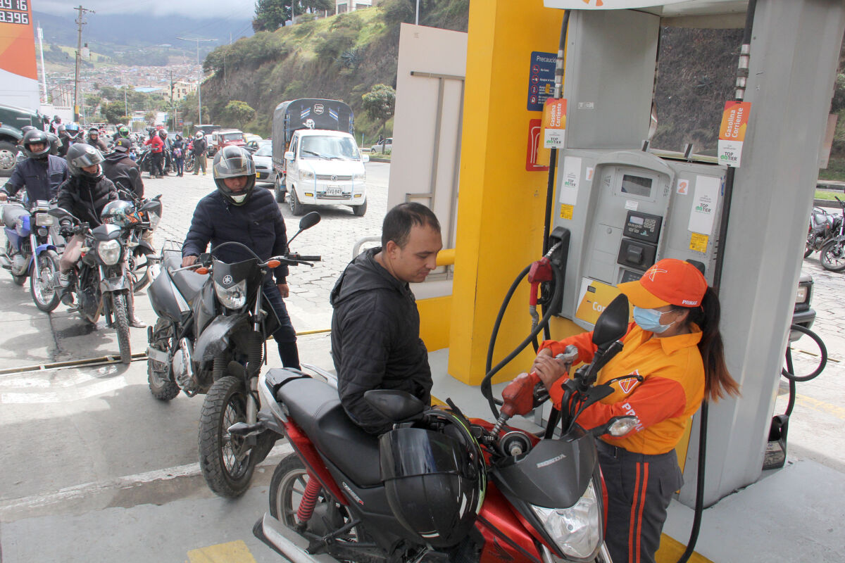 Aliste el bolsillo, precio de la gasolina subió hoy Nuevamente los colombianos se despertaron con otro golpe al bolsillo, pues como ya se tenía previsto, la gasolina tuvo un incremento de $400.