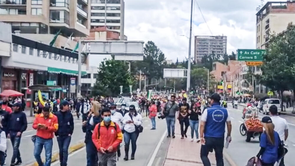 Pille las vías cerradas por las marchas en Bogotá Este martes 14, cientos de ciudadanos salieron a las calles para mostrar su apoyo al Gobierno de Petro, esta nueva jornada de movilizaciones arrancó desde las 10 de la mañana y ya se están cerrando algunas vías de Bogotá.