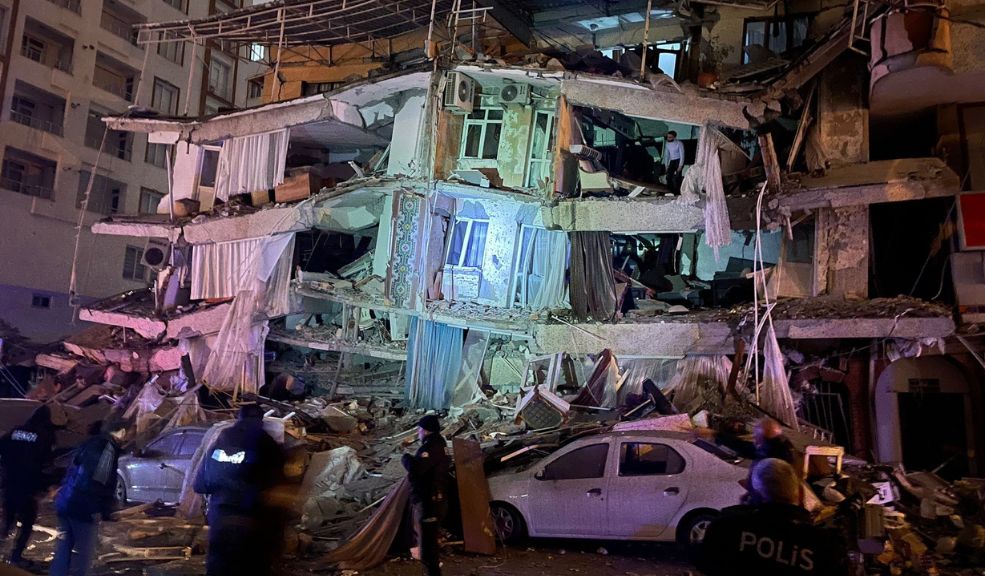 Aumentan a 2.600 el número de víctimas fatales del terremoto en Turquía Aumentaron a 2.600 el número de víctimas fatales que deja el fuerte terremoto que se presentó la madrugada de este lunes en Turquía.