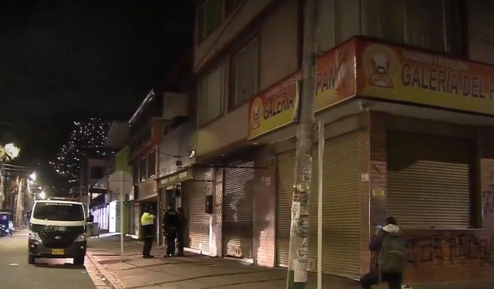 Asesinan a hombre en una panadería de Usaquén Un hombre fue asesinado a bala por un sujeto al interior de una panadería en el barrio Villa Nidia, localidad de Usaquén.