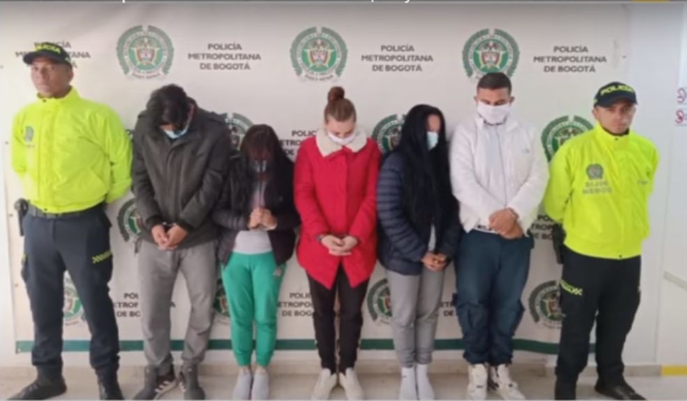 Cayeron 'Los Grullas' banda de apartamenteros en Bogotá En las últimas horas las autoridades capturaron a varios integrantes de la banda conocida como 'Los Grullas', quienes se dedicaban al hurto en residencias en las localidades de Engativá, Bosa, Ciudad Bolívar y Kennedy.