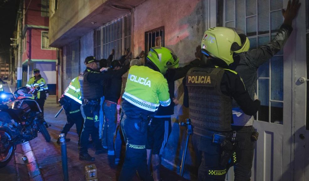 Duro golpe al crimen: autoridades capturaron a 13 personas en Ciudad Bolívar La inseguridad en Bogotá sigue siendo un dolor de cabeza para los ciudadanos, por eso, como estrategia para combatirla, las autoridades junto a la Alcaldía instauraron Comandos Nocturnos que dejó 13 personas capturadas.