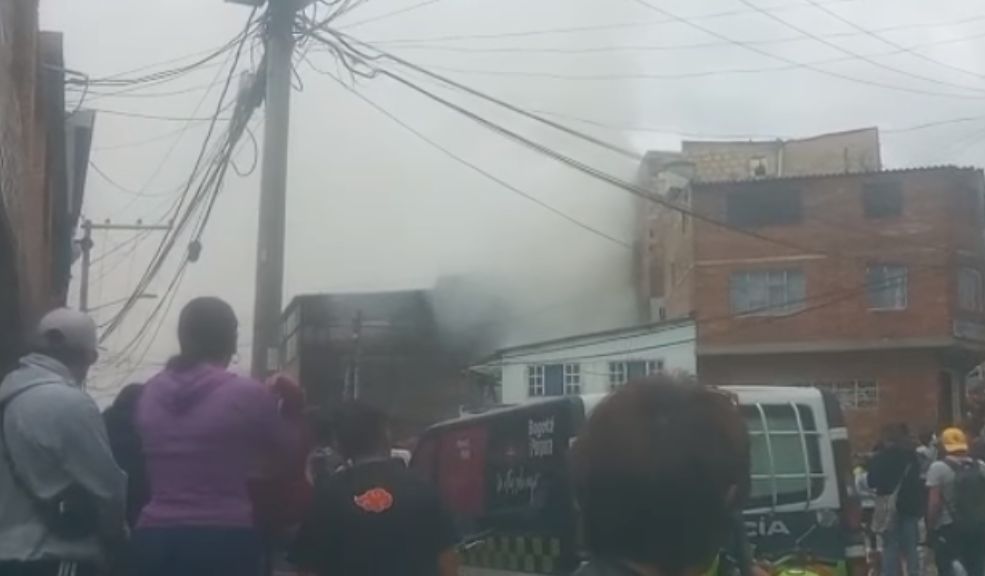 Voraz incendio deja un muerto en San Cristóbal A esta hora se presenta un voraz incendio al interior de una vivienda en el sector de Vitelma, localidad de San Cristóbal. El hecho dejó un muerto.
