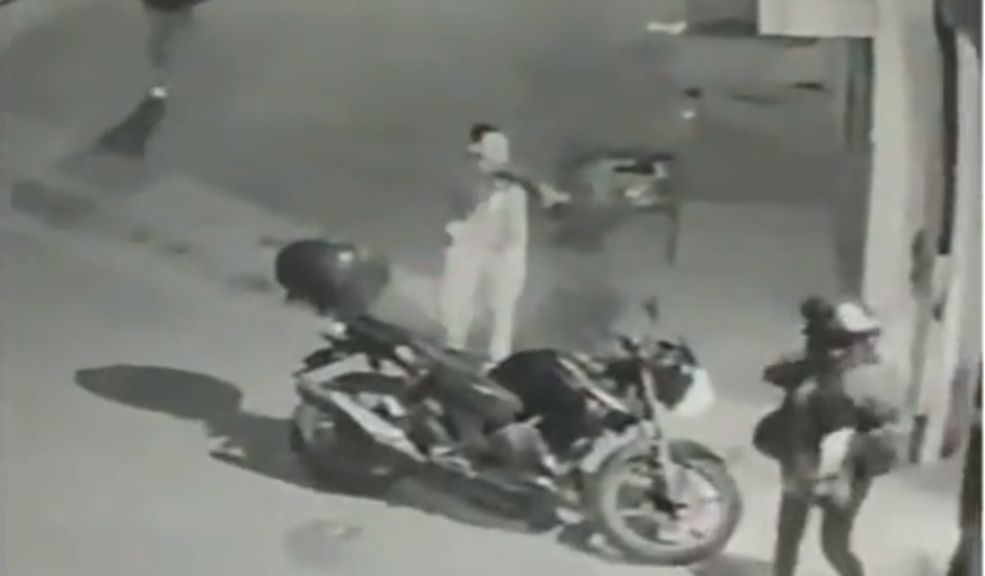 Con pistola en mano, ladrones le robaron la moto a una pareja en Kennedy Infames: delincuentes con pistola en mano, le robaron la moto a una pareja que la estaba sacando de un parqueadero en la localidad de Kennedy.
