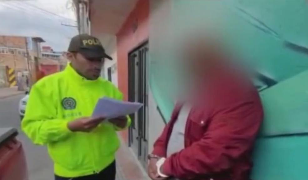 Cayó alias 'El Gordo', peligroso expendedor de vicio en Soacha La Policía logró la captura de un sujeto conocido como alias 'El Gordo', quien se dedicaba a vender droga en el vecino municipio de Soacha.