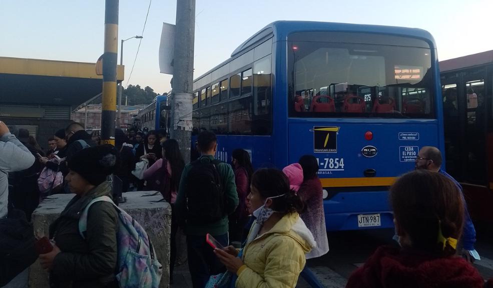 Pilas, fuerte trancón afecta el transporte al sur de Bogotá En la mañana de este jueves varios ciudadanos se quejaron por el terrible trancón que se afectó la movilidad entre el portal Usme y Santa Lucía.