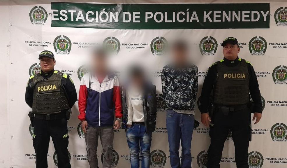 Capturaron a 3 sujetos que entregaban panfletos amenazantes a comerciantes en Kennedy En las últimas horas, la Policía de Bogotá logró la captura de 3 sujetos que estaban entregando panfletos amenazantes a comerciantes en la localidad de Kennedy.