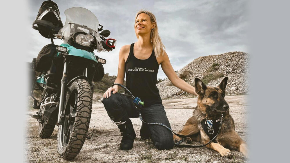 ¡Insólito! Mujer recorre el mundo con su perrita Una mujer viaja en moto en compañía de su perrita.
