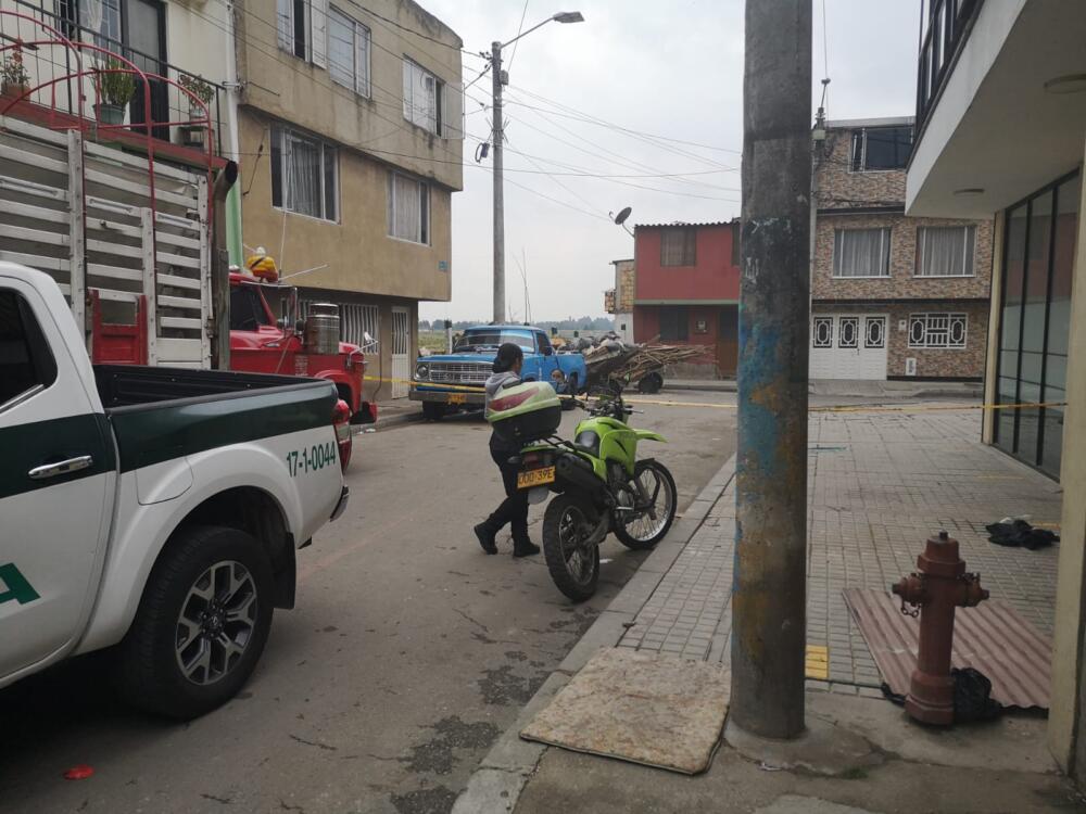 Ataque sicarial dejó un muerto y un herido en Engativá Un ataque sicarial hecho por dos hombres en la mañana de este martes dejó un muerto y un herido en el barrio Mirador, de la localidad de Engativá.