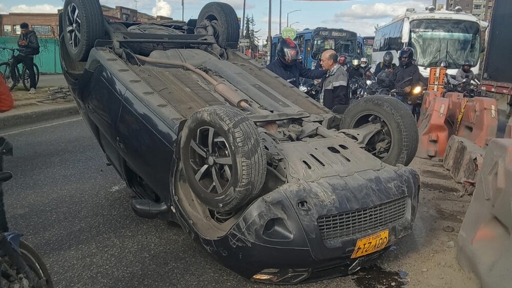 Última hora: aparatoso accidente de tránsito en la Avenida Ciudad de Cali Durante la tarde de este miércoles se registró un grave accidente de tránsito a la altura de la Avenida Ciudad de Cali con calle 16 en Bogotá.
