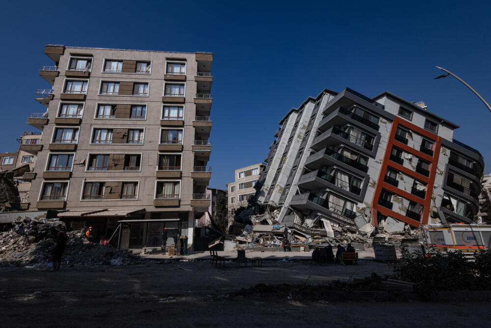 ¡Sigue la alerta! Volvió a temblar en Siria y Turquía Al menos dos nuevos terremotos se produjeron este lunes en la provincia de Hatay (suroeste de Turquía) y en el norte de Siria, las réplicas más fuertes hasta ahora desde el devastador sismo del 6 de febrero que dejó más de 45.000 muertos en ambos países.