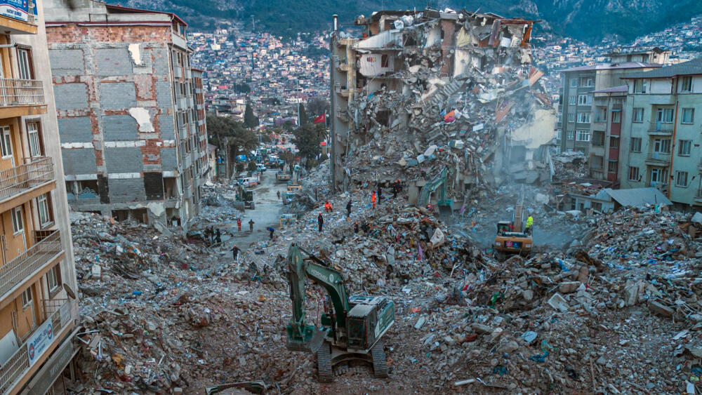 ¡Sigue la alerta! Volvió a temblar en Siria y Turquía Al menos dos nuevos terremotos se produjeron este lunes en la provincia de Hatay (suroeste de Turquía) y en el norte de Siria, las réplicas más fuertes hasta ahora desde el devastador sismo del 6 de febrero que dejó más de 45.000 muertos en ambos países.