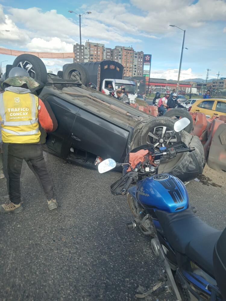 Última hora: aparatoso accidente de tránsito en la Avenida Ciudad de Cali Durante la tarde de este miércoles se registró un grave accidente de tránsito a la altura de la Avenida Ciudad de Cali con calle 16 en Bogotá.