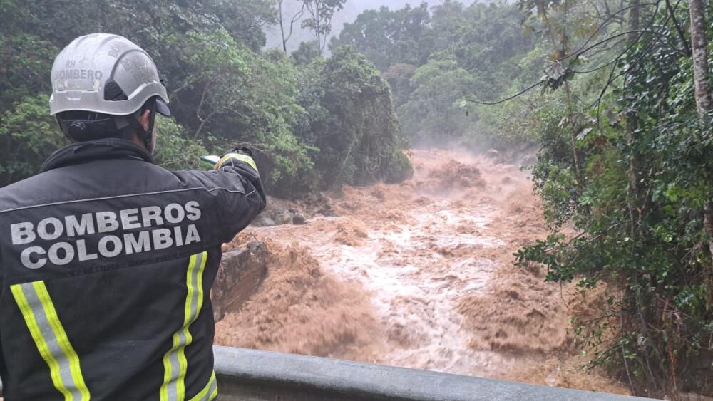 Amanecimos con inundaciones por las fuertes lluvias Debido a las fuertes lluvias presentadas en las últimas horas, se han visto afectados diferentes municipios del departamento de Cundinamarca.