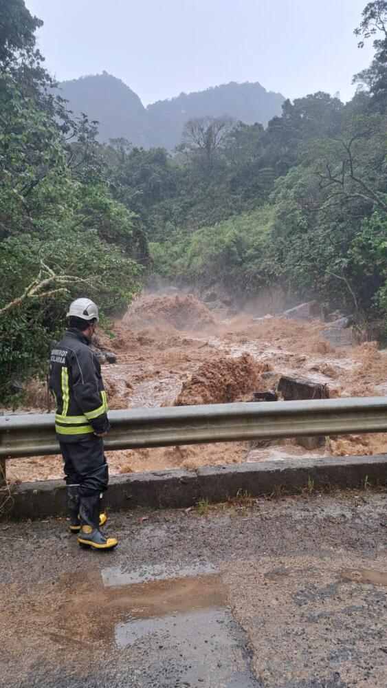 Amanecimos con inundaciones por las fuertes lluvias Debido a las fuertes lluvias presentadas en las últimas horas, se han visto afectados diferentes municipios del departamento de Cundinamarca.