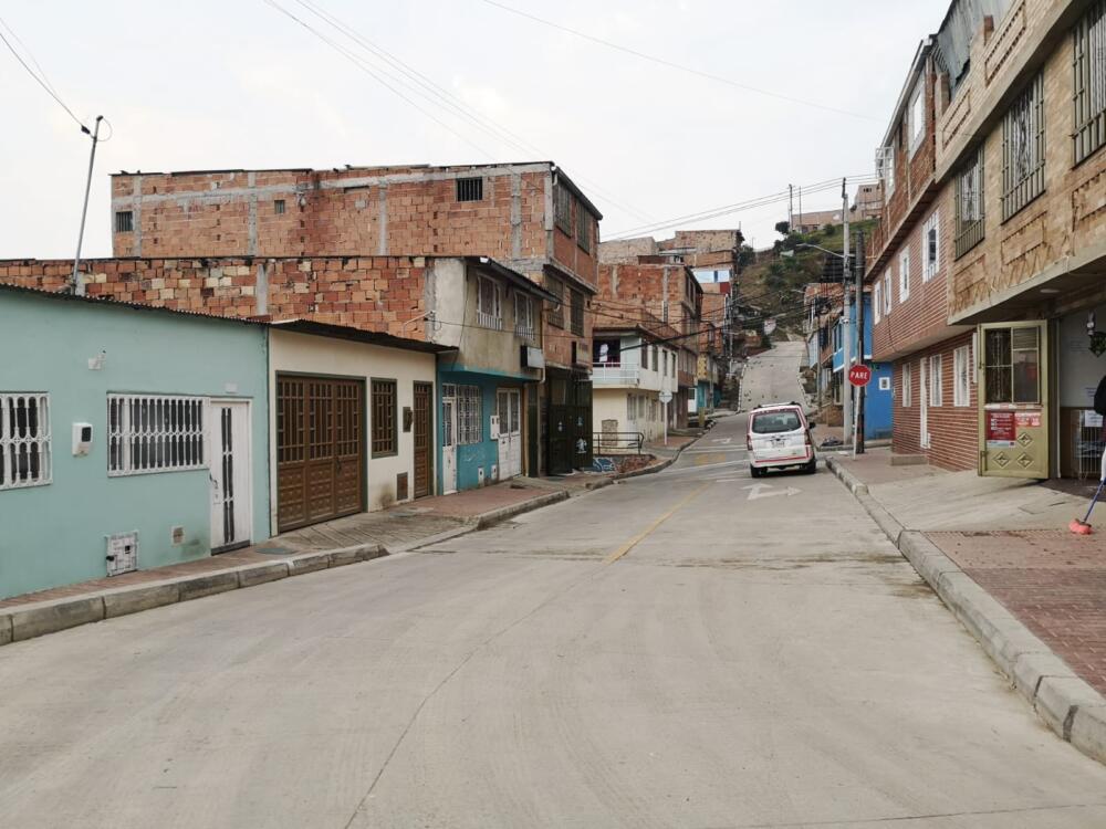 Lo asesinaron en la entrada de un local en Ciudad Bolívar En horas de la noche del pasado lunes 20 de febrero, un joven venezolano de aproximadamente 24 años ingresó a una papelería en el barrio Mirador de la Estancia (Ciudad Bolívar) para recargar su celular.