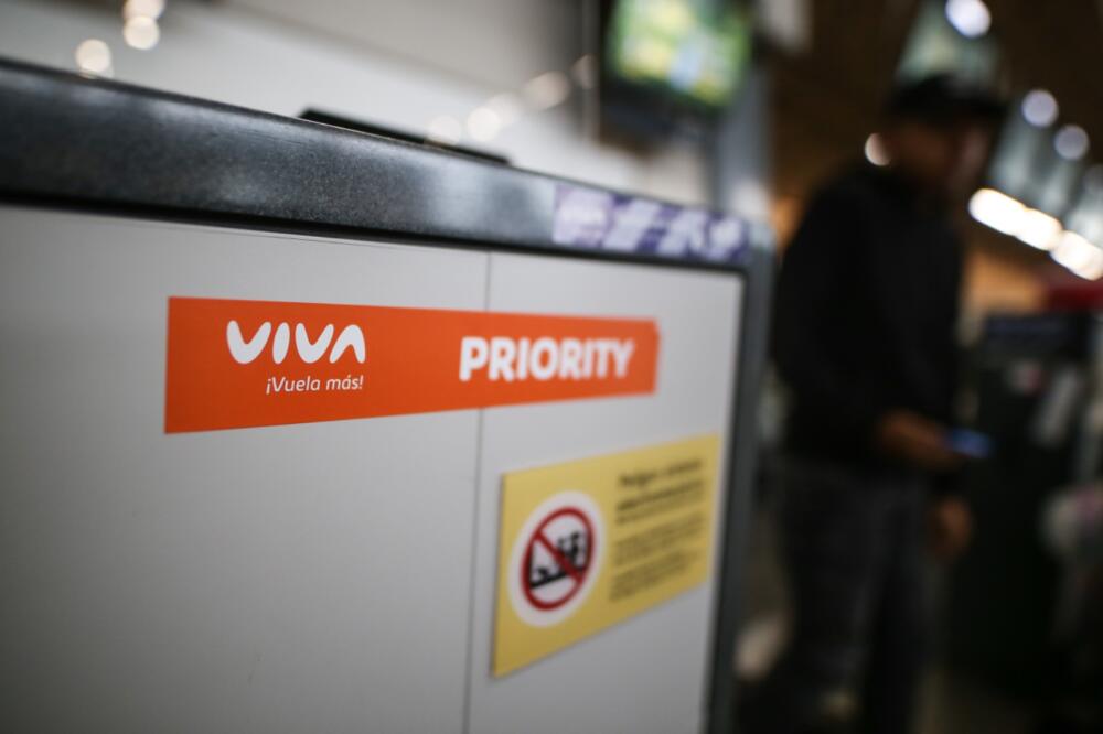 En imágenes: centenares de pasajeros no despegaron tras suspensión de operaciones de Viva Air Cientos de pasajeros a nivel nacional tuvieron que pasar la noche en los aeropuertos, luego de que Viva Air a través de un comunicado, informara la suspensión de todas las operaciones de manera inmediata.