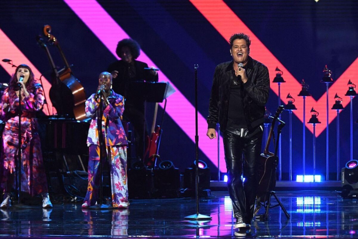 Carlos Vives volvió a dejar en alto al país en los Premios Grammy El cantante colombiano no pasó por el alto y con su show volvió a demostrar porque es uno de los artistas más reconocidas fuera del país.