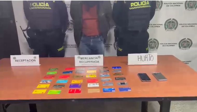 Capturan a taxista que le hizo paseo millonario a extranjero en Bogotá La Policía de Bogotá logró la captura de un taxista de 50 años señalado de drogar a un extranjero y de robarle sus pertenencias.