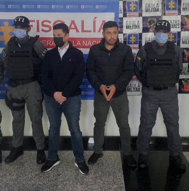Capturan a 4 policías por corrupción en Bogotá Tres patrulleros y un intendente, fueron capturados en Bogotá por presunta comisión de delitos.