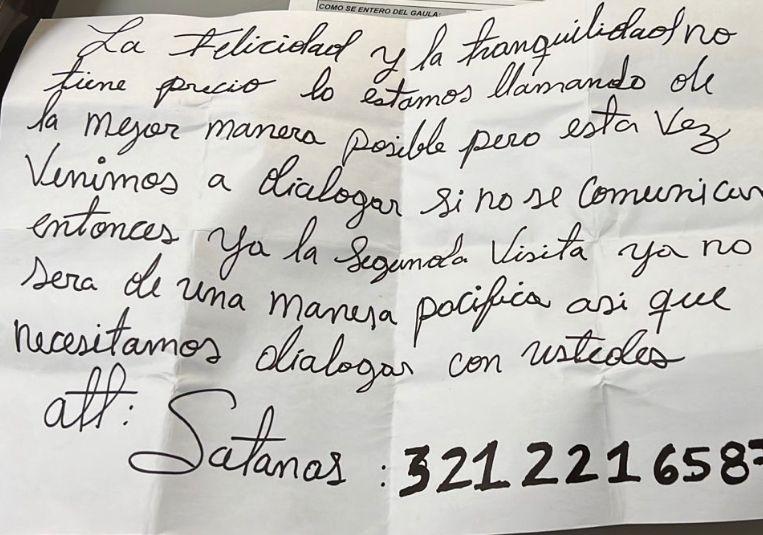En gran operativo cayeron 18 miembros de la banda 'Satanás II' La Policía de Bogotá junto a la Fiscalía capturaron a 18 personas que hacen parte de la estructura delincuencial conocida como 'Satanás II', quienes se encargar de extorsionar comerciantes en la localidad de Kennedy.