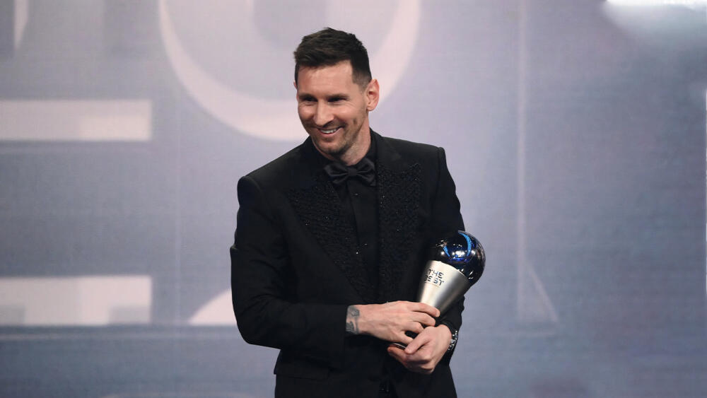 ¡Messi es indestronable! Mejor jugador del mundo en premios The Best El delantero argentino Lio Messi fue reconocido este lunes 27 de febrero con el premio 'The Best' de la Fifa al mejor jugador de 2022, trofeo que conquista por segunda vez en su carrera tras hacerlo en 2019 y que recompensa principalmente su papel en la conquista del Mundial con su selección en Catar.