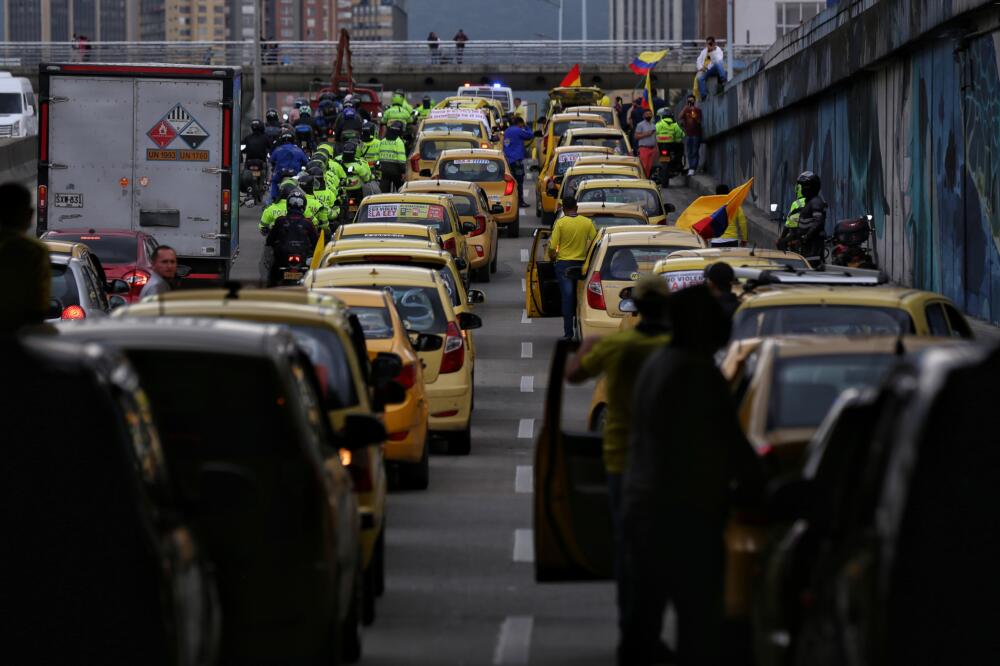 ¡Prepárese! Taxistas confirman que se irán a paro este miércoles Este lunes el gremio de taxistas de Bogotá confirmó que se está preparando para una jornada de paro con el fin de mostrar su inconformidad con el Gobierno de Gustavo Petro, por lo que saldrán a protestar el próximo miércoles 22 de febrero.