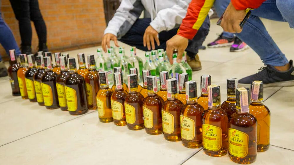 Capturan a familia que vendía licor adulterado en Ciudad Bolívar Durante el fin de semana, la Secretaria Distrital de seguridad, a través del Comando nocturno, capturó a cuatro integrantes de una familia dedicada a la venta de licor adulterado en la localidad de Ciudad Bolívar.