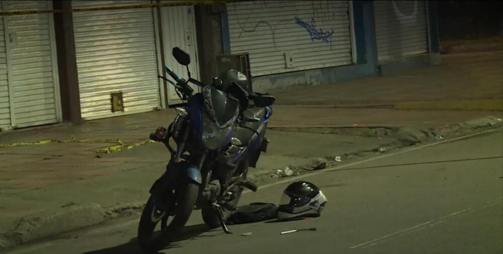 A bala recibieron a dos ladrones en el centro de Bogotá Dos presuntos ladrones fueron baleados luego de un intento de robo en el centro de Bogotá. Uno de los delincuentes falleció y el otro fue capturado.