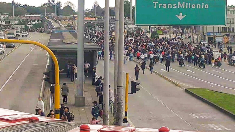 A esta hora TransMilenio suspende operaciones por la calle 26 La empresa de transporte público Transmilenio informó que las troncales de la Avenida el Dorado, por la calle 26 se encuentran sin funcionar debido a las movilizaciones de la Asociación de Trabajadores y Trabajadoras de la Educación.