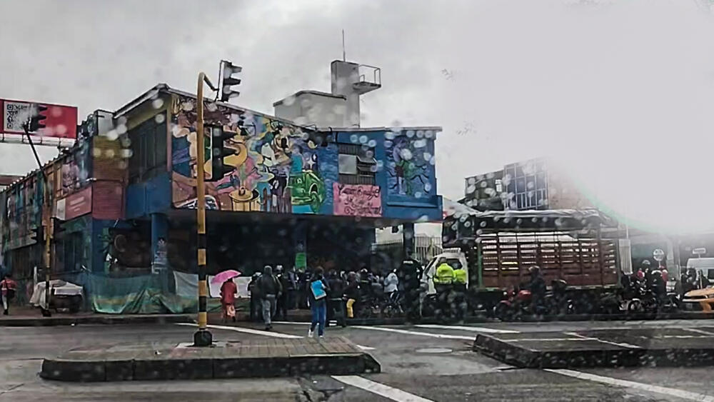 A esta hora el Esmad se encuentra controlando bloqueos en la Av. Primero de Mayo con Caracas Durante la mañana de este lunes, manifestantes en la AV. 1 de mayo con Caracas, han generado afectaciones en la movilidad.