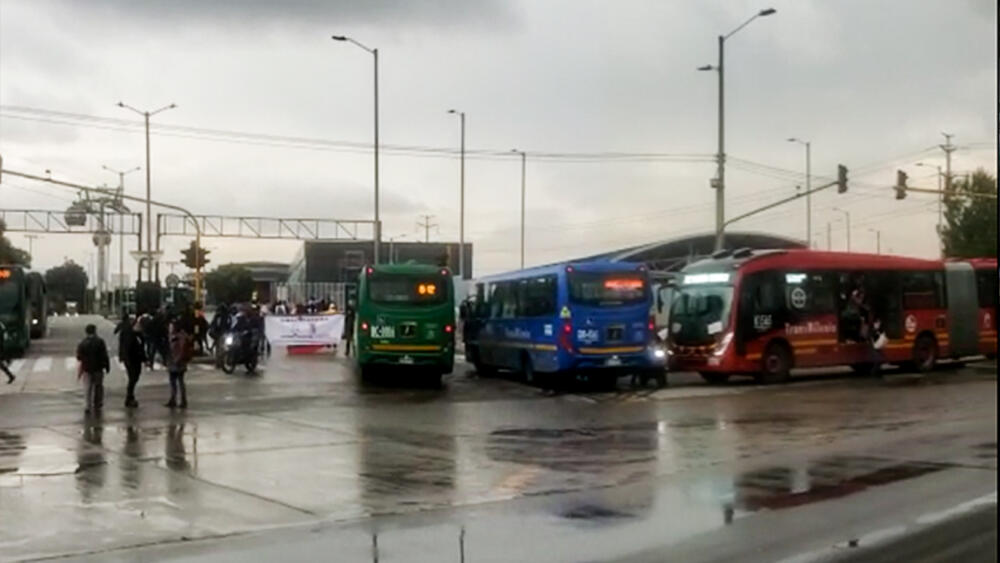 A esta hora se presentan bloqueos en el Portal del Tunal En las últimas horas, los buses del sistema masivo de TransMilenio se encuentran estancados en el Portal del Tunal.