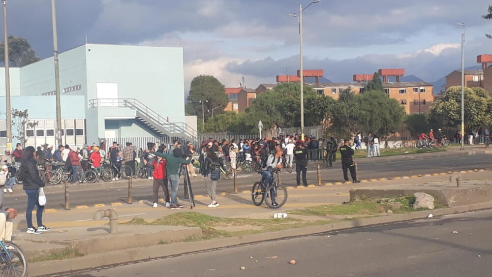 Se presentan bloqueos viales por protestas en Ciudad Bolívar En estos momentos se están presentando bloqueos por culpa de protestas en la localidad de Ciudad Bolívar sobre la Av. Villavicencio entre carrera 49 y Gaitán Cortés.
