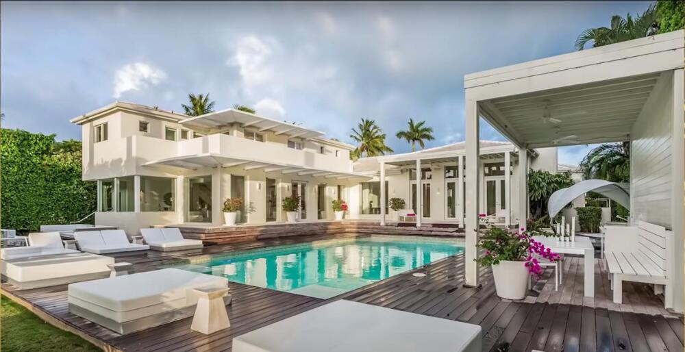 Shakira se irá a vivir a una isla privada En las últimas horas se conoció que la cantante colombiana Shakira ya no se irá a vivir a su mansión a Miami, sino, por el contrario, se mudará a una isla privada.