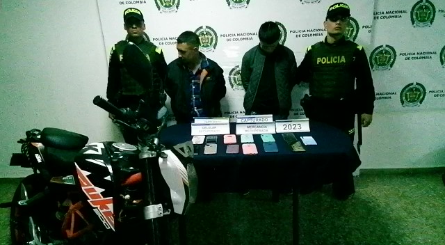 Capturaron a dos delincuentes que hurtaban pasajeros de buses En las ultimas horas la Policía Metropolitana de Bogotá logró la captura de dos delincuentes que se dedicaban al hurto de pasajeros de buses intermunicipales y de los buses del Sistema Integrado de Transporte.
