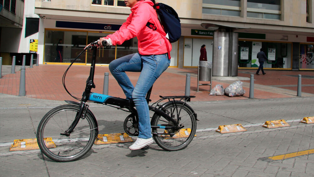 Distrito frena en seco a las bicicletas con motor en Bogotá La Secretaría de Movilidad le dio luz verde a una resolución para reglamentar el uso de bicicletas con motor inferior a los 50 centímetros cúbicos en la capital.