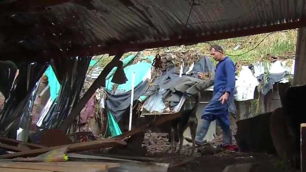 Perdieron sus viviendas por un deslizamiento de tierra en Rafael Uribe Dos familias en el barrio el Portal de Rafael Uribe Uribe lo perdieron todo por cuenta de un deslizamiento de tierra como consecuencia de las fuertes lluvias.