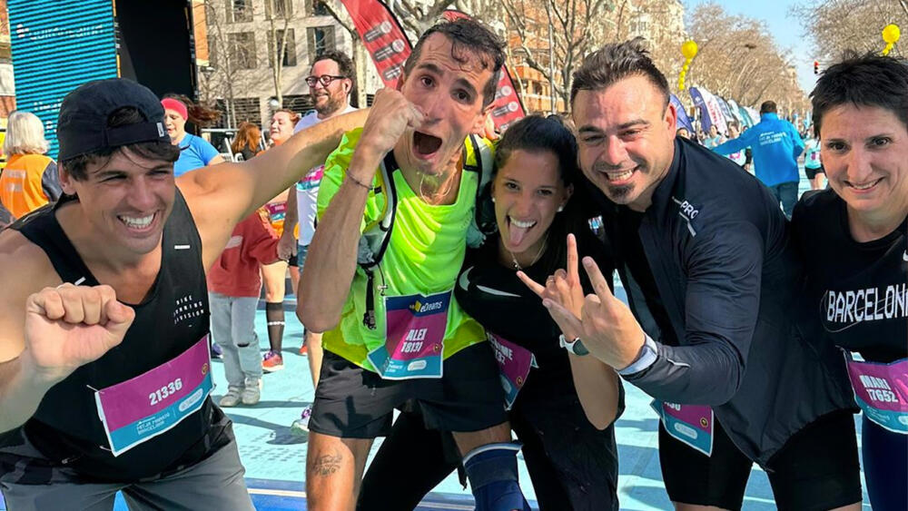 El primer deportista con parálisis cerebral en finalizar una maratón en el mundo Una parálisis cerebral y una discapacidad física del 76 % no fueron impedimento para un deportista en Barcelona, quien logró finalizar una importante maratón. 