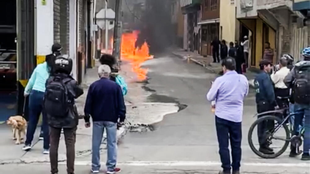 Grave incendio en fábrica de Antonio Nariño En las últimas horas, un grave incendio se presentó en el barrio la Fraguita en la localidad de Antonio Nariño.