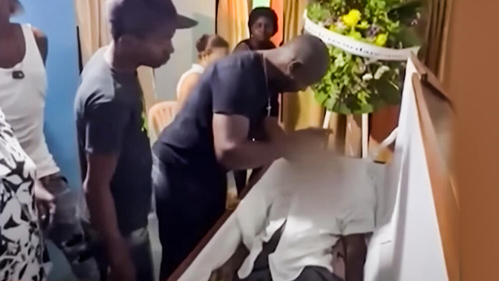 Hombre dado por muerto revive en medio de su funeral El insólito hecho tuvo lugar en República Dominicana, cuando en medio de su funeral un hombre resucitó en su ataúd, y hasta se levantó a comer.