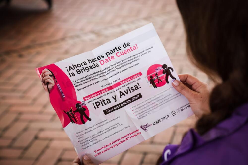 La nueva campaña de TransMilenio para prevenir casos de acoso contra las mujeres Con un pito, las mujeres podrán alertar sobre casos de acoso dentro del sistema de transporte masivo TransMilenio, de esa manera, se distribuirán cerca de 5.000 silbatos en algunas estaciones de la capital.